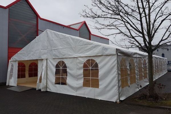Ausstellungszelt für eine Hausmesse 10m Spannweite mit PVC Verkleidung 