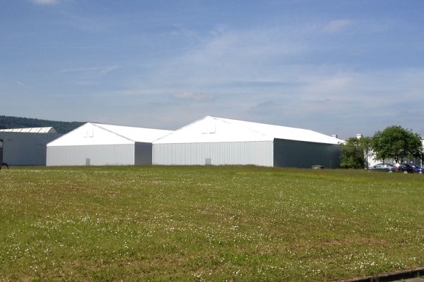 Schneelastlagerzelte 25,18m Spannweite 5,20m Traufhöhe mit Blechdacheindeckung